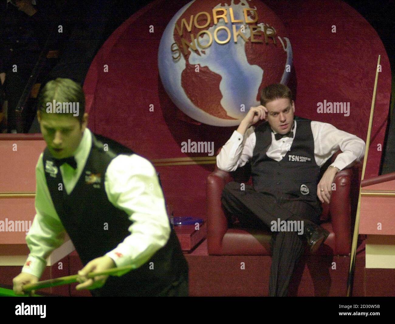Matthew Stevens, à gauche, et Joe Swail, à droite, enfermés ensemble à 4-4 dans la demi-finale mondiale Snooker. Stevens s'est mis en pole position pour le prix de la plus haute pause 20,000 en frappant dans un 143 pour éclipser le 141 ensemble plus tôt dans le tournoi. * qui a été mis par Higgins (deux fois) et Swail. Mais l'Ulsterman est revenu pour gagner les deux dernières images avec une partie de la forme qui lui a permis de devenir un semi-finaliste surprise. Banque D'Images
