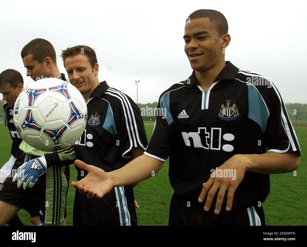 Joueurs de football de Newcastle United L-R : Robert Lee, gardien de but Shay Efed, Kevin Gallagher et Kieron Dyer montrent la nouvelle bande de Newcastle Away, sponsorisée par NTL, sur leur terrain d'entraînement à Chester-le-Street. Banque D'Images