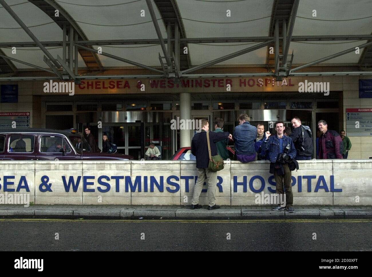 Les Medias Se Reunissent A L Exterieur De L Hopital De Chelsea Et Westmiinster A Londres En Attente De Nouvelles Sur Le Bebe Du Premier Ministre Mme Blair 45 Ans Qui Attend Un Bebe
