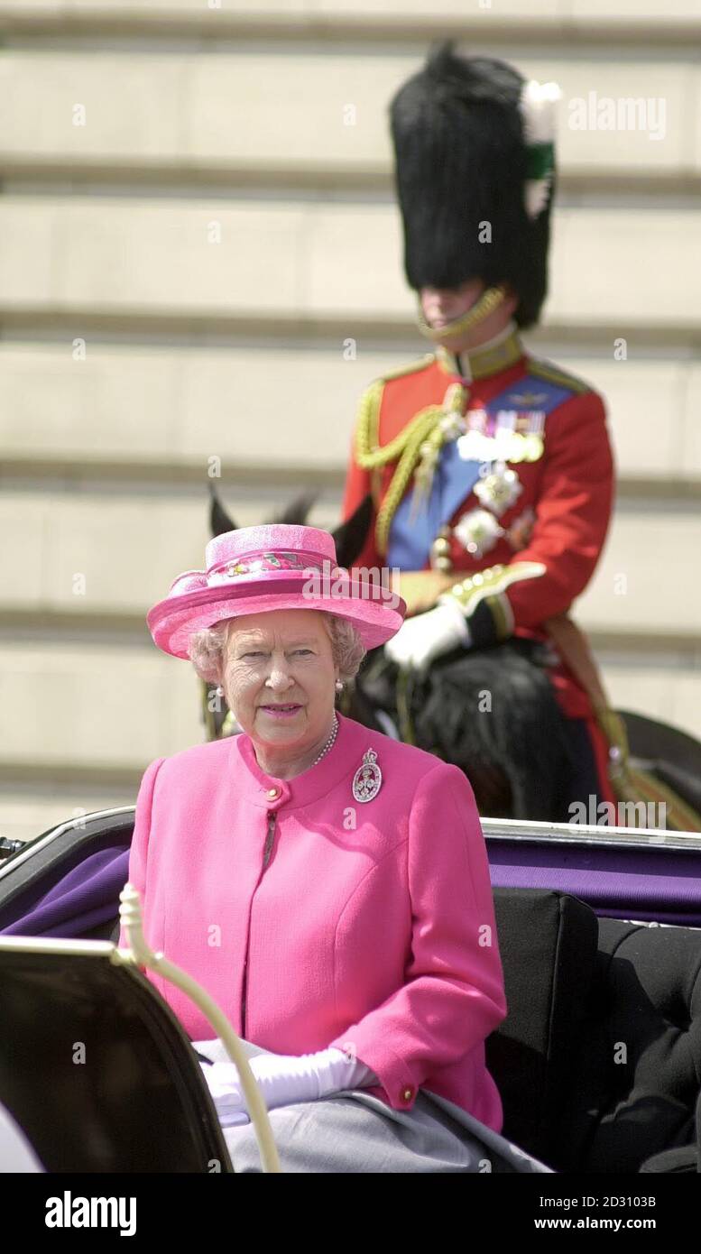 La Reine est assise dans une calèche à ciel ouvert, alors qu'elle quitte Buckingham Palace, Londres, pour le court trajet jusqu'à la parade des gardes à cheval, où les membres de la famille royale se réunissent pour la cérémonie annuelle de Trooping the Color. * la Reine prendra le salut au défilé militaire historique sur les gardes du cheval de Londres, marquant l'anniversaire officiel du souverain. Banque D'Images