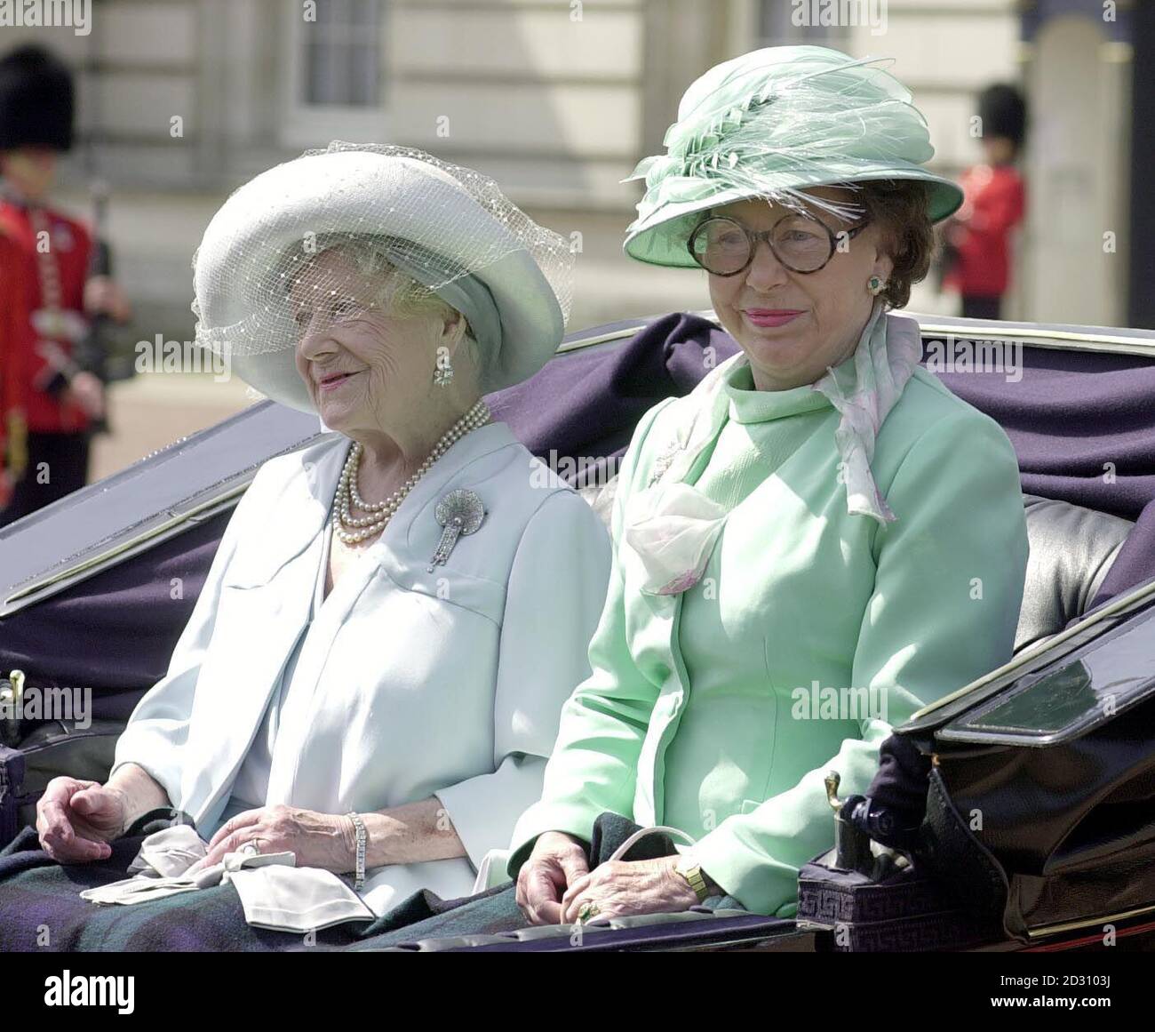 La Reine mère (L) avec la princesse Margaret, asseyez-vous dans une calèche à ciel ouvert, alors qu'ils quittent Buckingham Palace, Londres, pour le court trajet jusqu'au Horse Guards Parade, où les membres de la famille royale se réunissent pour le Trooping annuel de la cérémonie de couleur. * la Reine prendra le salut au défilé militaire historique sur les gardes du cheval de Londres, marquant l'anniversaire officiel du souverain. Banque D'Images