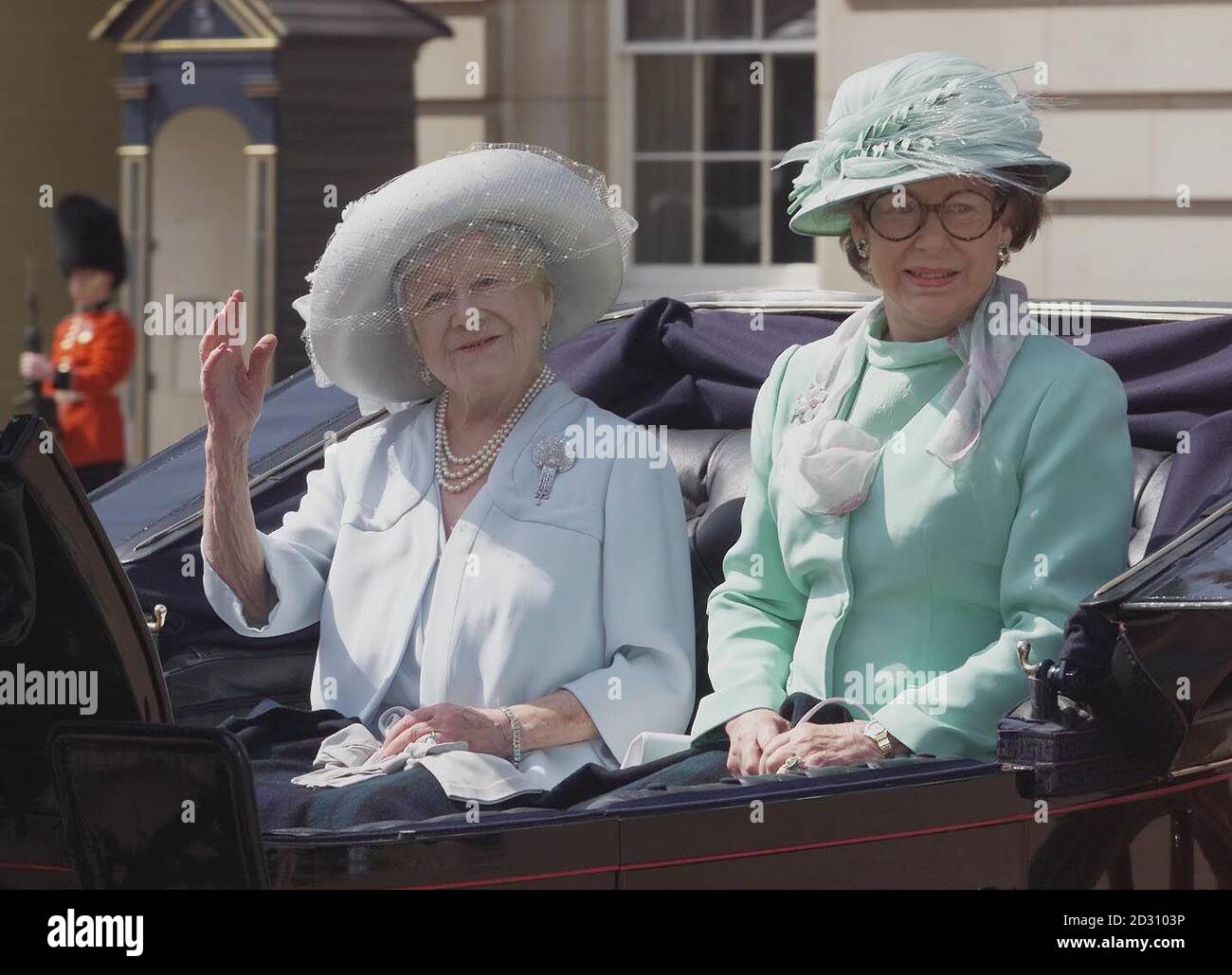 La reine mère avec la princesse Margaret s'assoient dans une calèche à ciel ouvert qui quitte Buckingham Palace, dans le centre de Londres, pour le court trajet jusqu'au défilé des gardes à cheval, où les membres de la famille royale se réunissent pour la cérémonie annuelle de Trooping the Color. Banque D'Images