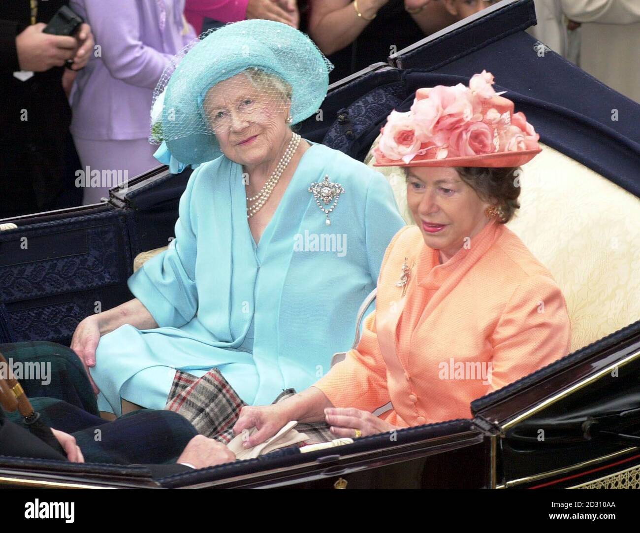 La reine Elizabeth la reine mère et la princesse Margaret arrivent pour la première journée de l'Ascot royale.Les Racegoers ont évité les pluies persistantes, mettant fin à la courte vague de chaleur qui avait poussé les températures à l'hippodrome de Berkshire au-delà de 90f (32c). Banque D'Images