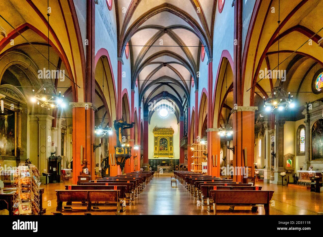 Intérieur de l'église de San Martino, Bologne, Italie Banque D'Images