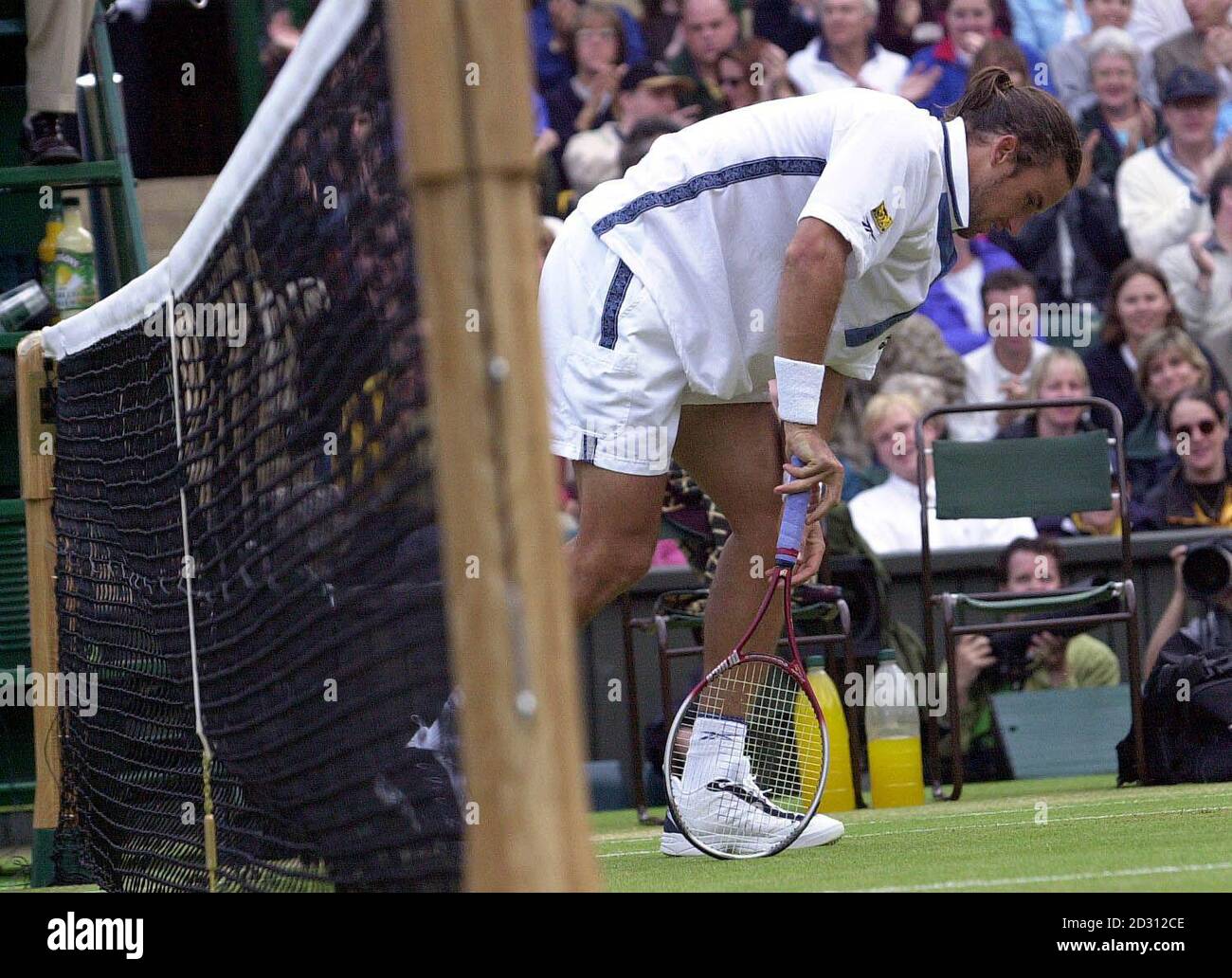 Pas d'utilisation commerciale : Pat Raf, d'Australie, se ramasse après s'être écrasé sur le net lors de la finale des singles hommes contre le Pete Sampras de l'Amérique à Wimbledon. Banque D'Images