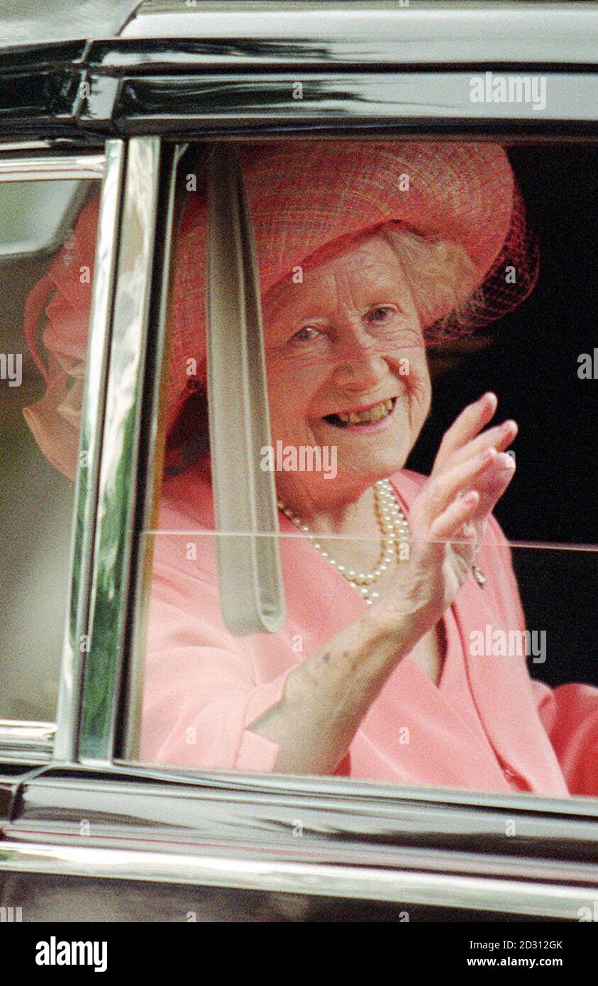 La reine Elizabeth la reine mère se fait un signe de défermage lorsqu'elle quitte la cathédrale Saint-Paul à Londres à la fin d'un service d'action de grâce pour marquer son 100e anniversaire. * le service a été suivi par les familles royales britanniques et européennes. Banque D'Images