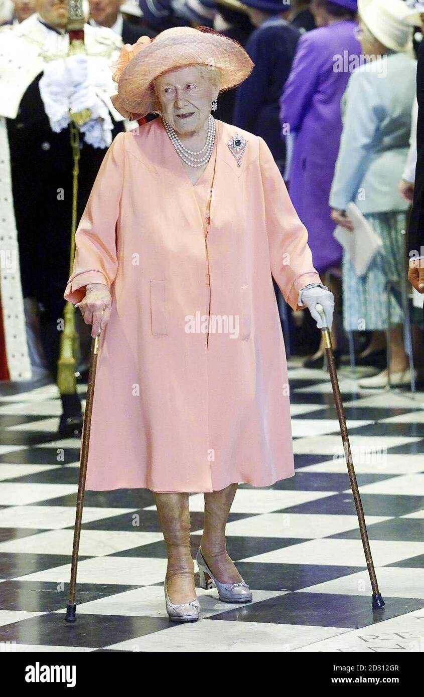 La Reine Mere A La Fin De La Longue Promenade Le Long De L Allee De La Cathedrale Saint Paul A Londres Pour Le Service D Action De Grace Pour Commemorer Son 100e Anniversaire Le