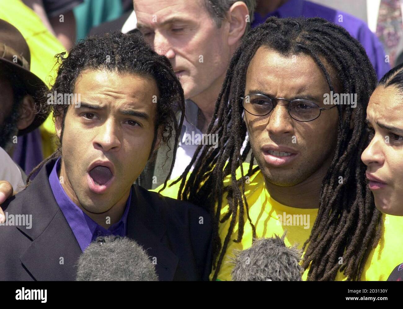 Deux membres de la M25 Three, Raphael Rowe (L) et Michael Davis parlent aux médias après leur libération, à la haute Cour de Londres. La paire, avec Randolph Johnson, a été reconnue coupable d'un meurtre et d'une série de voleurs une nuit en décembre 1988. * ... Davis, Johnson et Rowe, qui ont passé une décennie en prison, étaient présents en cour lorsque leurs condamnations ont été renversés par trois juges. 08/09/01 le gang de la M25 qui a eu ses condamnations écrasées par la Cour d'appel tenait une fête pour marquer sa première année de liberté. Deux des hommes, Michael Davis et Raphael R. Banque D'Images