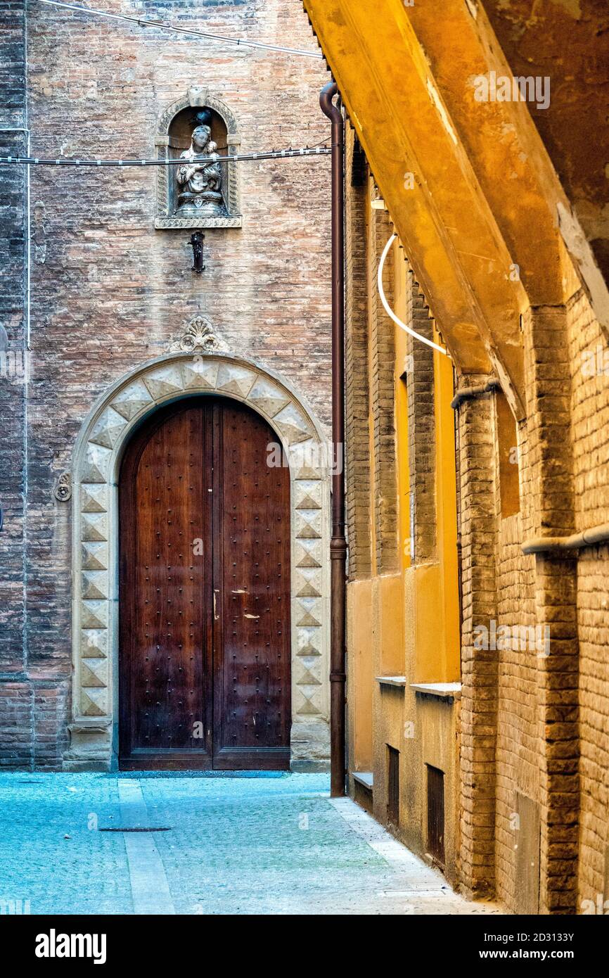 Vicolo del Purgatorio vu de la via Guglielmo Oberdan, Bologne, Italie Banque D'Images