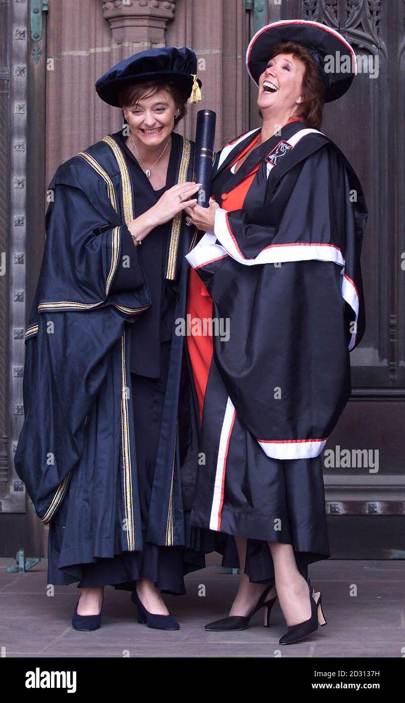 La présentatrice à la télévision Cilla Black, 54 ans, (R) rit avec l'épouse du Premier ministre Cherie Booth, 46 ans, Chancelière de l'Université John Moore à Liverpool, après avoir assisté à la présentation de la bourse d'honneur de Cilla Black à la cathédrale anglicane de Liverpool. Banque D'Images