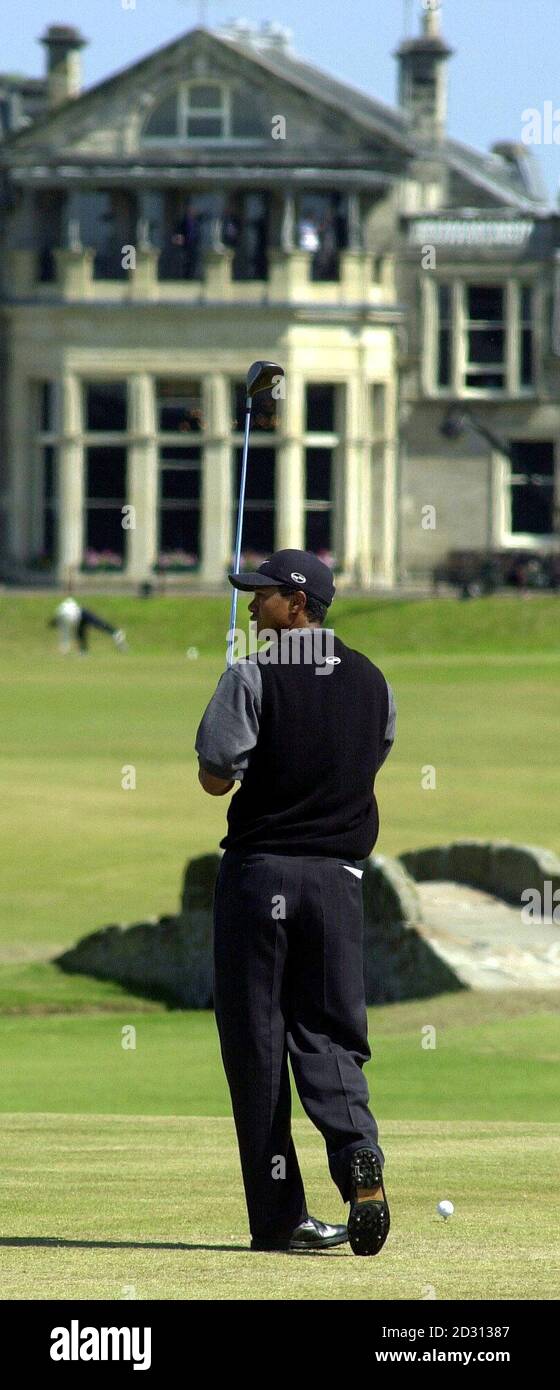 America's Tiger Woods vérifie le tableau de bord avant de sortir du 18e trou, lors de la première partie du Open Golf Championship à St. Andrews, en Écosse. Banque D'Images
