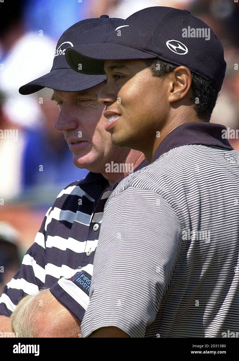 Nick Price (L) et Tiger Woods pendant la deuxième journée des championnats de golf ouverts à St Andrews, en Écosse. Banque D'Images