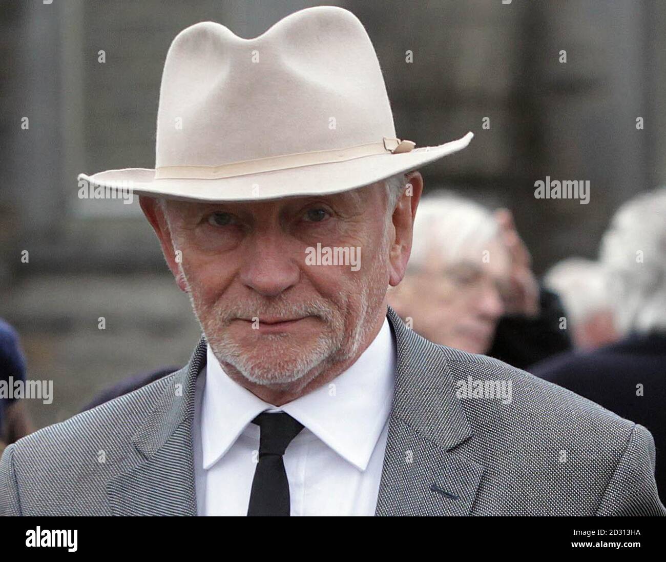 Phil Coulter assiste aux funérailles du musicien des Dublinois Barney McKenna, à l'église St Patrick de Trim co Meath. Banque D'Images