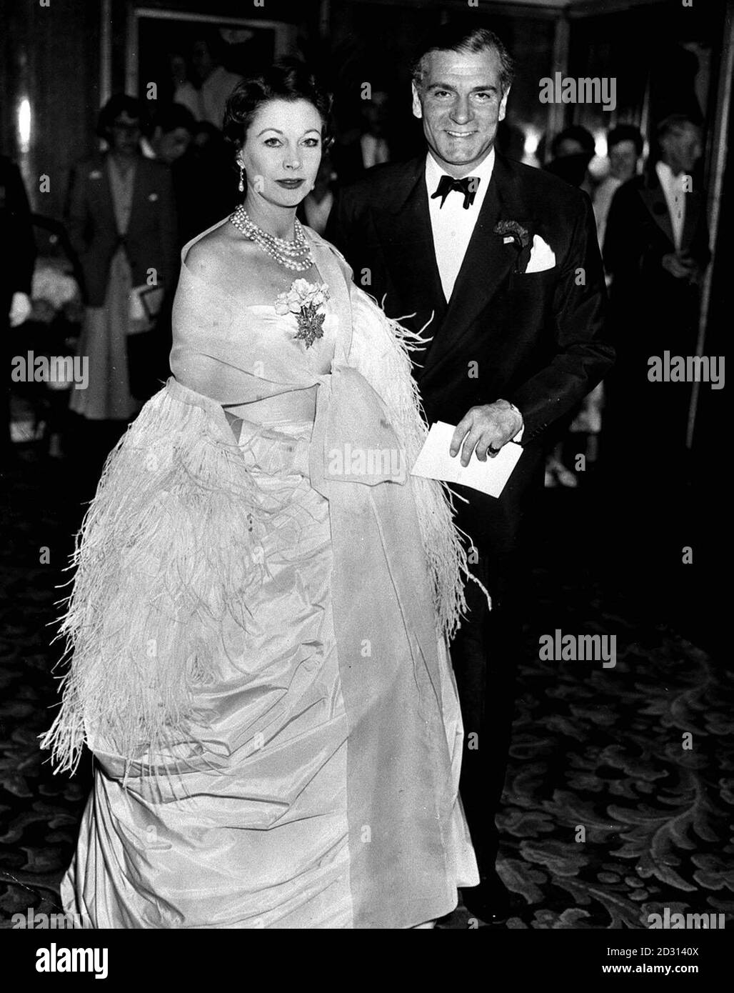 1957: L'acteur Sir Laurence Olivier et sa femme actrice, Vivien Leigh, en robe de soirée. Banque D'Images
