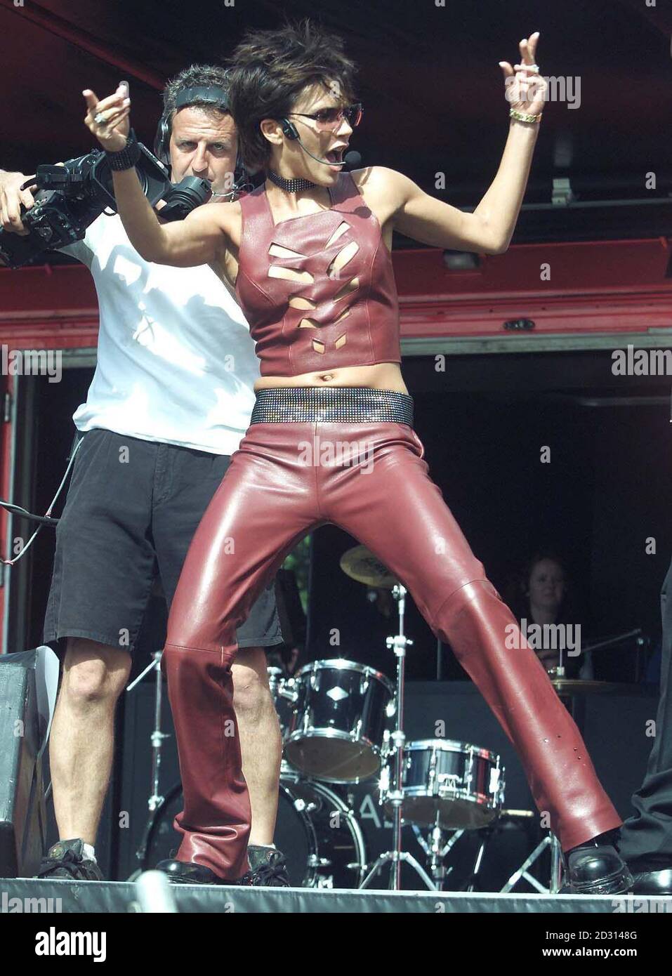 Victoria Beckham, Posh Spice dans le groupe de filles The Spice Girls, portant un haut révélateur tout en exécutant sa chanson « Out of Your Mind », sur scène à la radio 1 Road Show « Big Sunday », événement musical en plein air à Middlesbrough. Banque D'Images