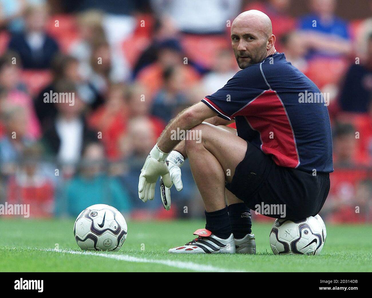 Cette image ne peut être utilisée que dans le contexte d'une fonction éditoriale. Le nouveau gardien de but français de Manchester United Fabien Barthez fait une pause lors d'une séance d'entraînement à Old Trafford, avant le match Charity Shield contre Chelsea le 13/8/00 à Wembley. * le début traditionnel de la saison de football. Banque D'Images