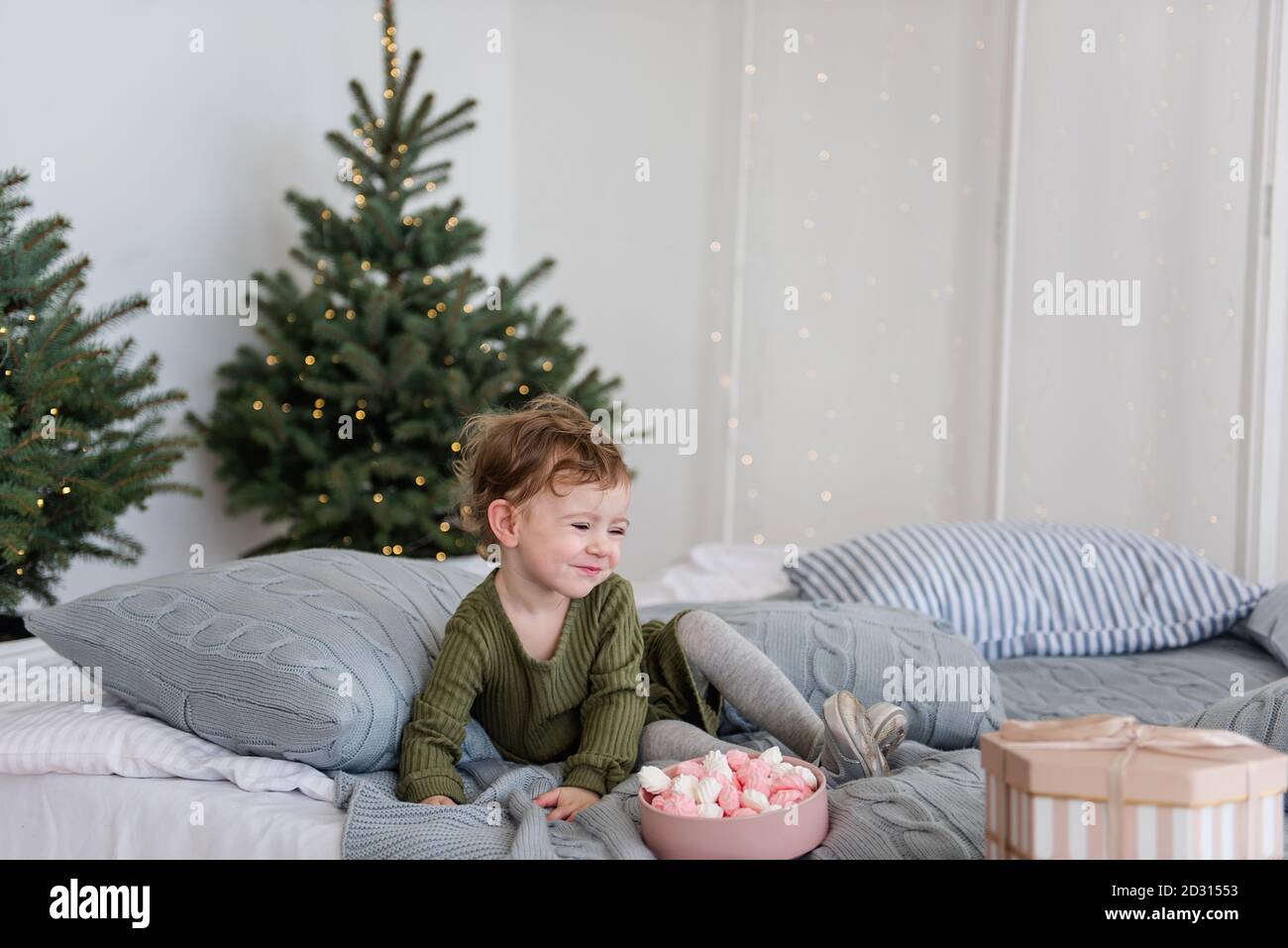 Petite fille en robe sur son lit Banque de photographies et d images a haute resolution Alamy