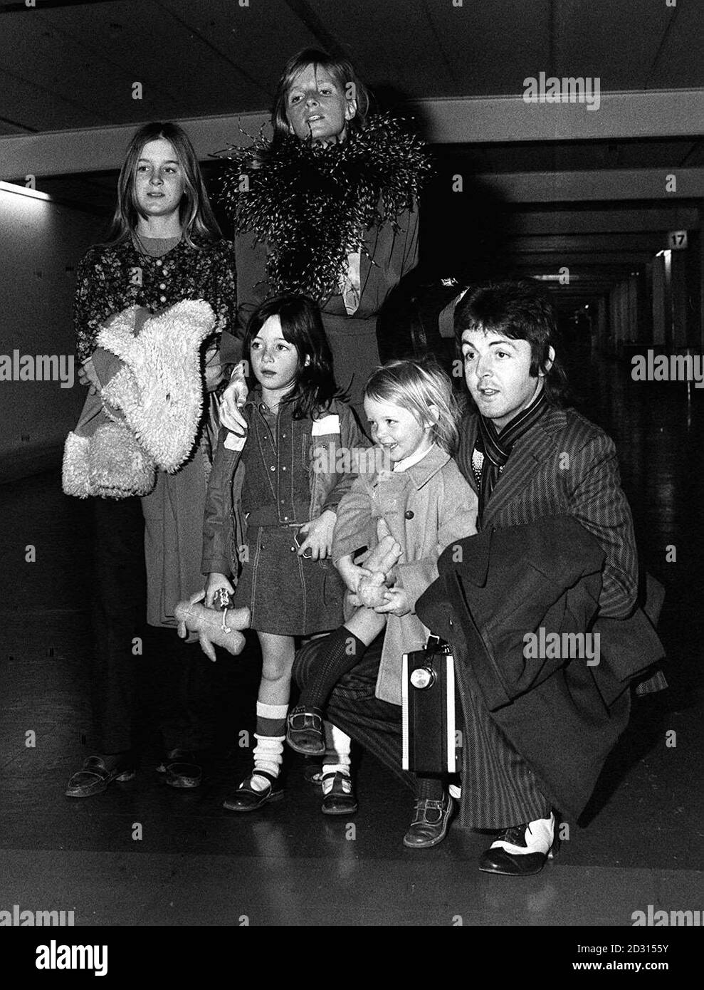 L'ANCIEN BEATLES STAR PAUL MCCARTNEY PART DE L'AÉROPORT DE HEATHROW POUR  NEW YORK. IL EST ACCOMPAGNÉ DE SA FEMME LINDA, DE SA FILLE HEATHER (À  GAUCHE) ET DE LEURS FILLES MARY ET