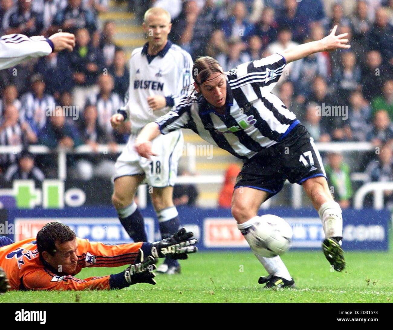 Daniel Cordone, de Newcastle United, passe devant le gardien de but Tottenham Hotspur Neil Sullivan pour marquer le deuxième but de Newcastle lors du match de football FA Premiership à St James' Park, Newcastle. Banque D'Images