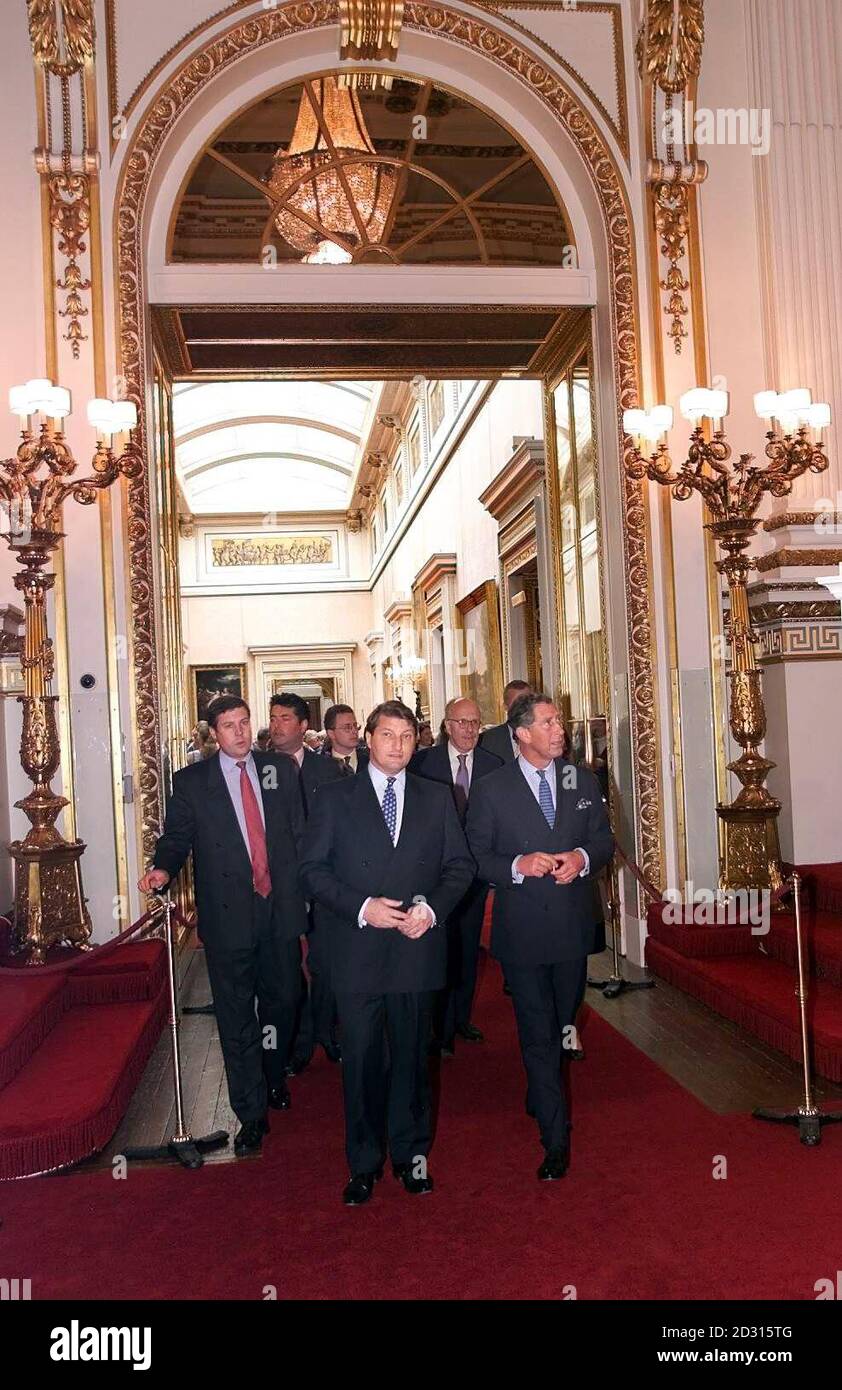 Le Prince Charles visite les chambres de l'État de Buckingham Palace. Le prince était en visite officielle au palais en tant que président des fiduciaires de la Royal Collection Trust. * certains des 5,600 personnes qui prennent la visite chaque jour pendant l'ouverture d'été ont fait double prend comme ils ont vu le royal, accompagné de ses agents de protection privés, se demandant par les salles de l'État. Banque D'Images