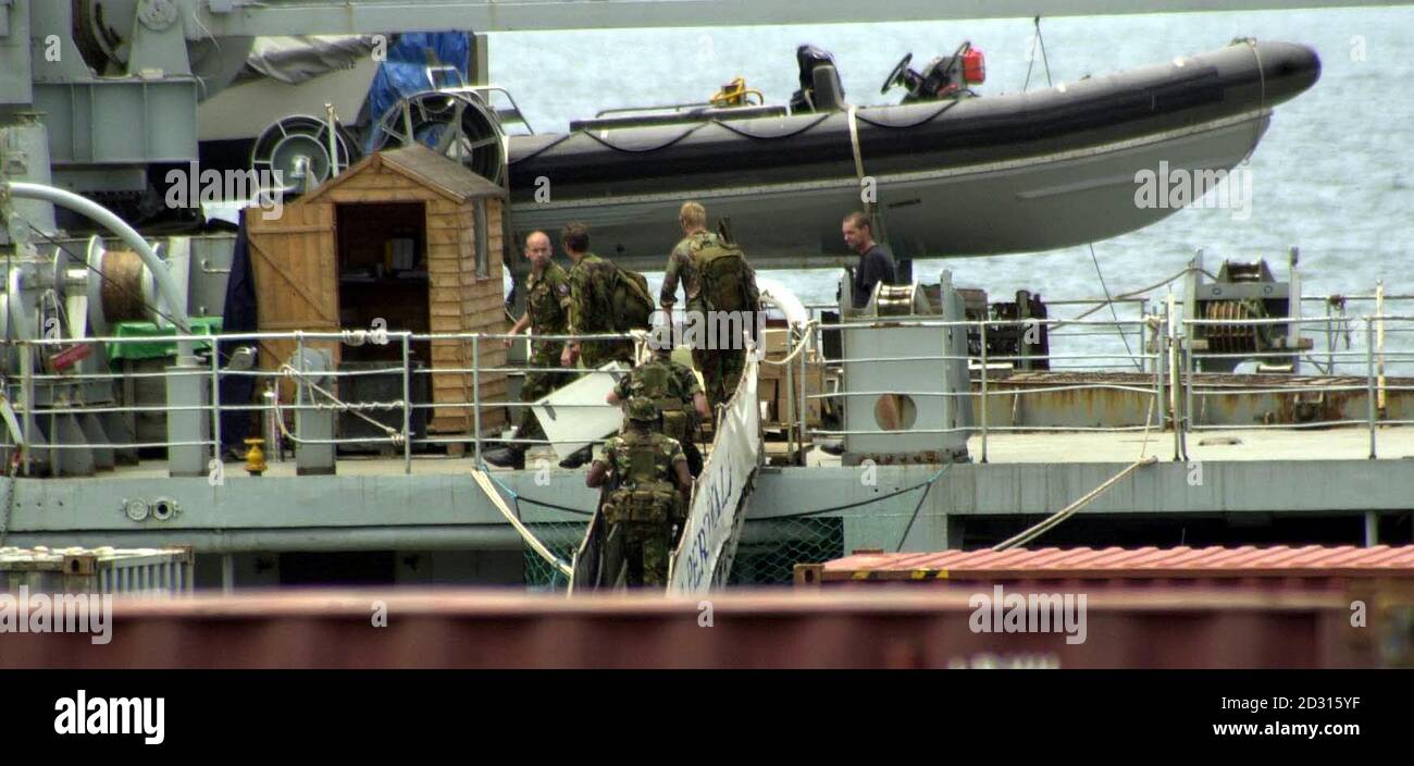 Des troupes du 1er Bataillon, The parachute Regiment, marchant à bord du navire auxiliaire de la flotte royale Sir Percivale, après la mission de sauvetage spectaculaire de la terre. * tous les otages britanniques, ainsi qu'un fonctionnaire du gouvernement Sierra-léonais capturé avec eux le 25 août, ont été emmenés au navire auxiliaire de la flotte royale Sir Percivale pour un compte-rendu et des soins médicaux. Banque D'Images