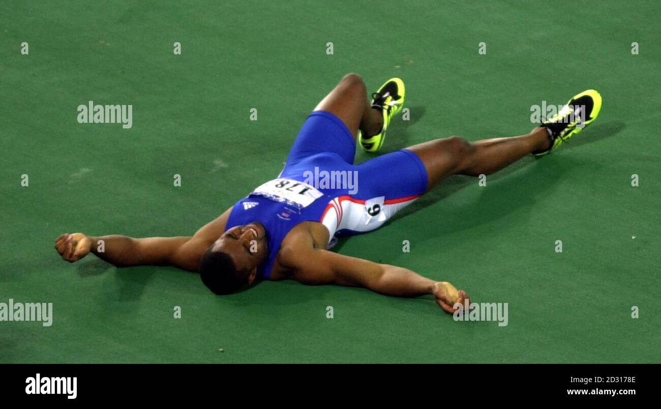 Darren Campbell, en Grande-Bretagne, se trouve sur le sol après avoir remporté la médaille d'argent lors de la finale masculine de 200 m aux Jeux olympiques de Sydney, en Australie. Banque D'Images