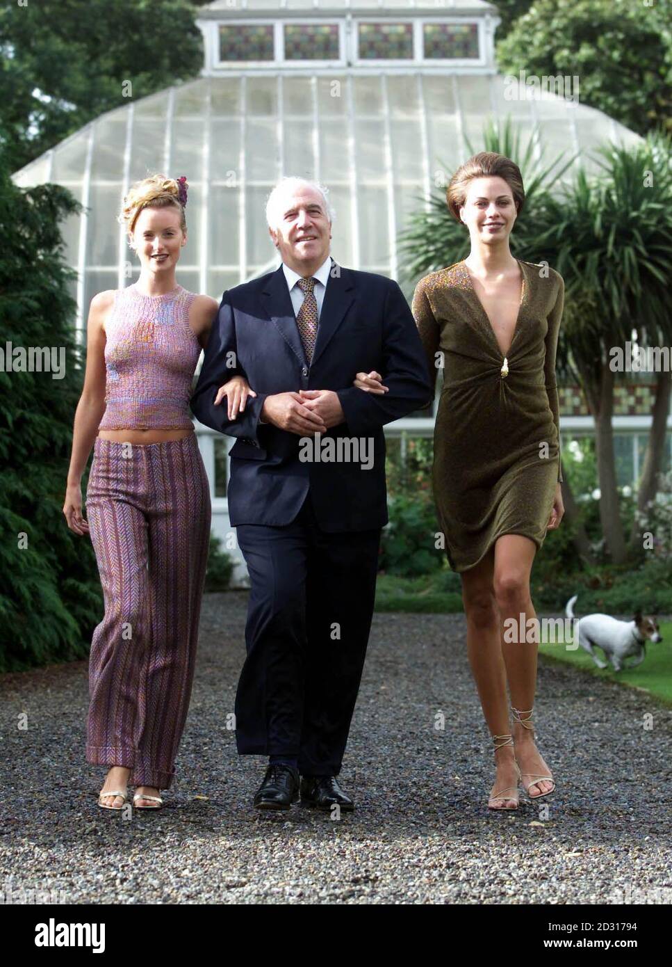 L'ambassadeur britannique en Irlande Sir Ivor Roberts, avec les modèles Jill Goldthorpe et Kelly O'Bryne (L), lors d'un appel photo, pour promouvoir le premier défilé de mode jamais organisé à sa résidence de Dublin en aide à Angels Quest et au Fonds Omagh.*le spectacle sera présenté par Brown Thomas, avec les tenues des nouvelles collections internationales automne/hiver. Banque D'Images