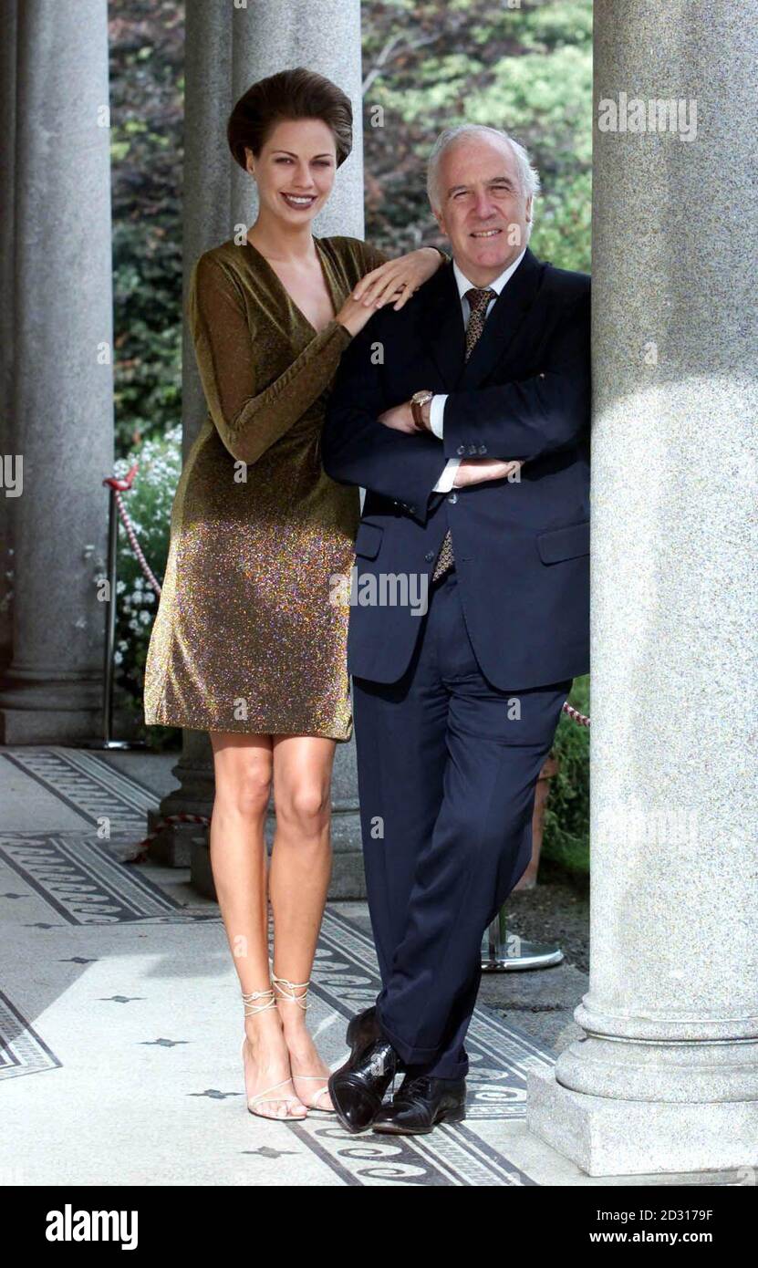 L'ambassadeur britannique en Irlande Sir Ivor Roberts, avec le modèle Jill Goldthorpe, lors d'un appel photo, pour promouvoir le premier défilé de mode jamais organisé à sa résidence de Dublin ce soir en aide à Angels Quest et au Fonds Omagh. *le spectacle sera présenté par Brown Thomas, avec les tenues des nouvelles collections internationales automne/hiver. Banque D'Images