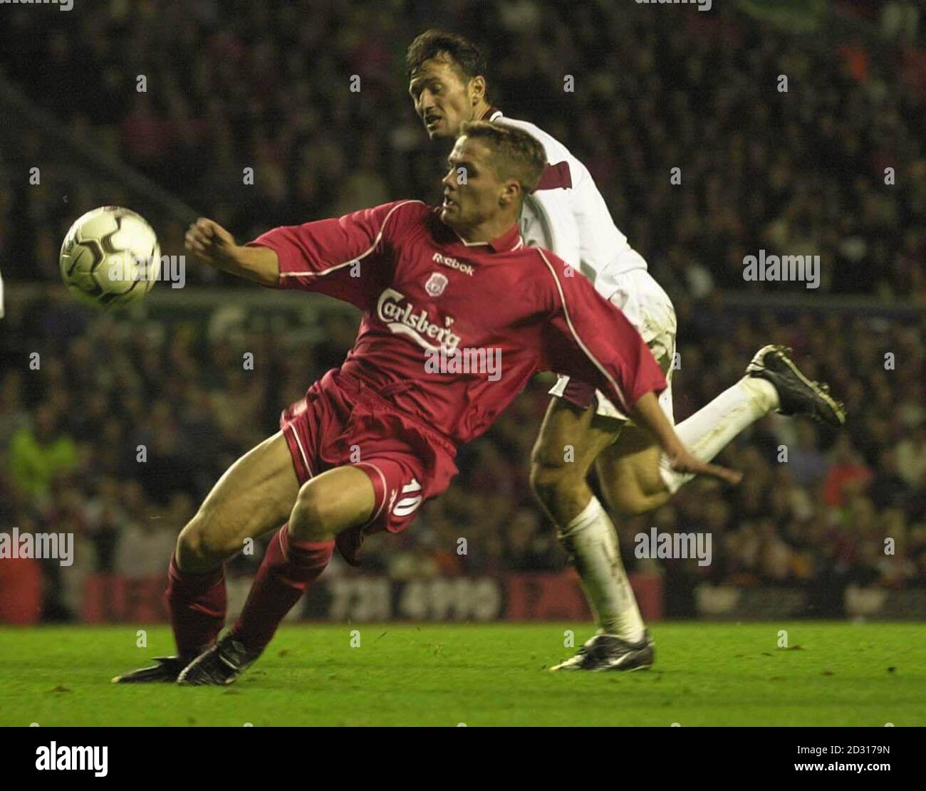 CETTE IMAGE NE PEUT ÊTRE UTILISÉE QUE DANS LE CONTEXTE D'UNE FONCTION ÉDITORIALE. AUCUNE UTILISATION DE SITE WEB/INTERNET À MOINS QUE LE SITE NE SOIT ENREGISTRÉ AUPRÈS DE L'ASSOCIATION DE FOOTBALL PREMIER LEAGUE. Michael Owen de Liverpool combat avec Florin Constantinovici de Rapid pendant la coupe UEFA, le premier tour, la deuxième jambe, match entre Liverpool et Rapid Bucharest à Anfield, Liverpool. Banque D'Images