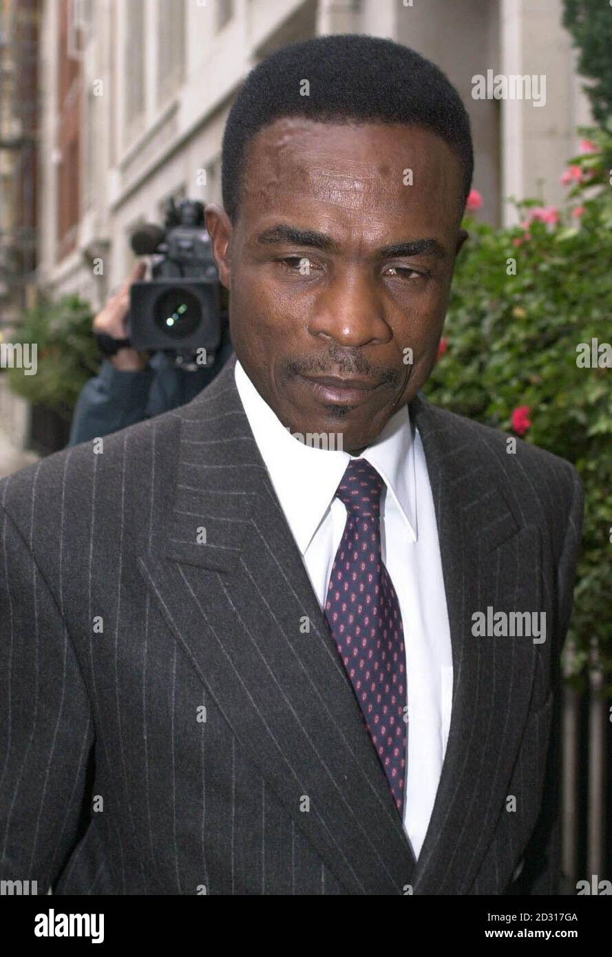 L'anesthésiste John Evans-Appiah, 58 ans, quitte le Conseil médical général, où il est accusé d'inconduite professionnelle grave. La mère de Darren Denholm, 10 ans, qui est décédée alors qu'elle était sous anesthésie par Evans-Appiah a également assisté à l'audience. *20/10/00 l'anesthésiste de 58 ans a commis une série d'erreurs, a décidé le Conseil médical général. Evans-Appiah a également commis des erreurs dans le traitement d'une femme lorsqu'elle a donné naissance par césarienne et a tenté de s'ingérer dans la preuve, a statué le GMC. Banque D'Images