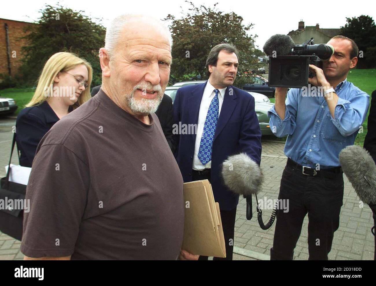 L'agriculteur David Cannon arrive à la Cour de justice de Bedlington, à Northumberland, où il a été condamné à une peine d'emprisonnement avec sursis pour dommage criminel en déversant 10 tonnes de fumier à l'extérieur d'une succursale de la banque NatWest. *... L'agriculteur a été reconnu coupable lors d'un procès portant atteinte à la succursale de Ponteland en juin. Cannon a pulvérisé la même succursale et une autre dans la région de Newcastle-upon-Tyne à plusieurs reprises au cours des dernières années au cours de sa manifestation contre la banque, qu'il a prétendu avoir ruiné son entreprise de bétail après avoir effectué des transferts non autorisés d'argent de son compte agricole. Les magistrats ont entendu dire que Na Banque D'Images
