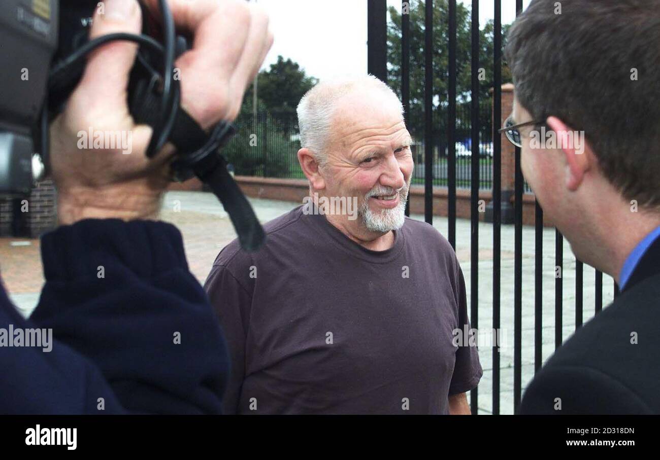 L'agriculteur David Cannon à l'extérieur de la Cour des magistrats de Bedlington, à Northumberland, où il a été condamné à une peine d'emprisonnement avec sursis pour dommage criminel en déversant 10 tonnes de fumier à l'extérieur d'une succursale de la banque NatWest.*...L'agriculteur a été reconnu coupable lors d'un procès portant atteinte à la succursale de Ponteland en juin.Cannon a pulvérisé la même succursale et une autre dans la région de Newcastle-upon-Tyne à plusieurs reprises au cours des dernières années au cours de sa manifestation contre la banque, qu'il a prétendu avoir ruiné son entreprise de bétail après avoir effectué des transferts non autorisés d'argent de son compte agricole.Les magistrats ont entendu que NatWe Banque D'Images