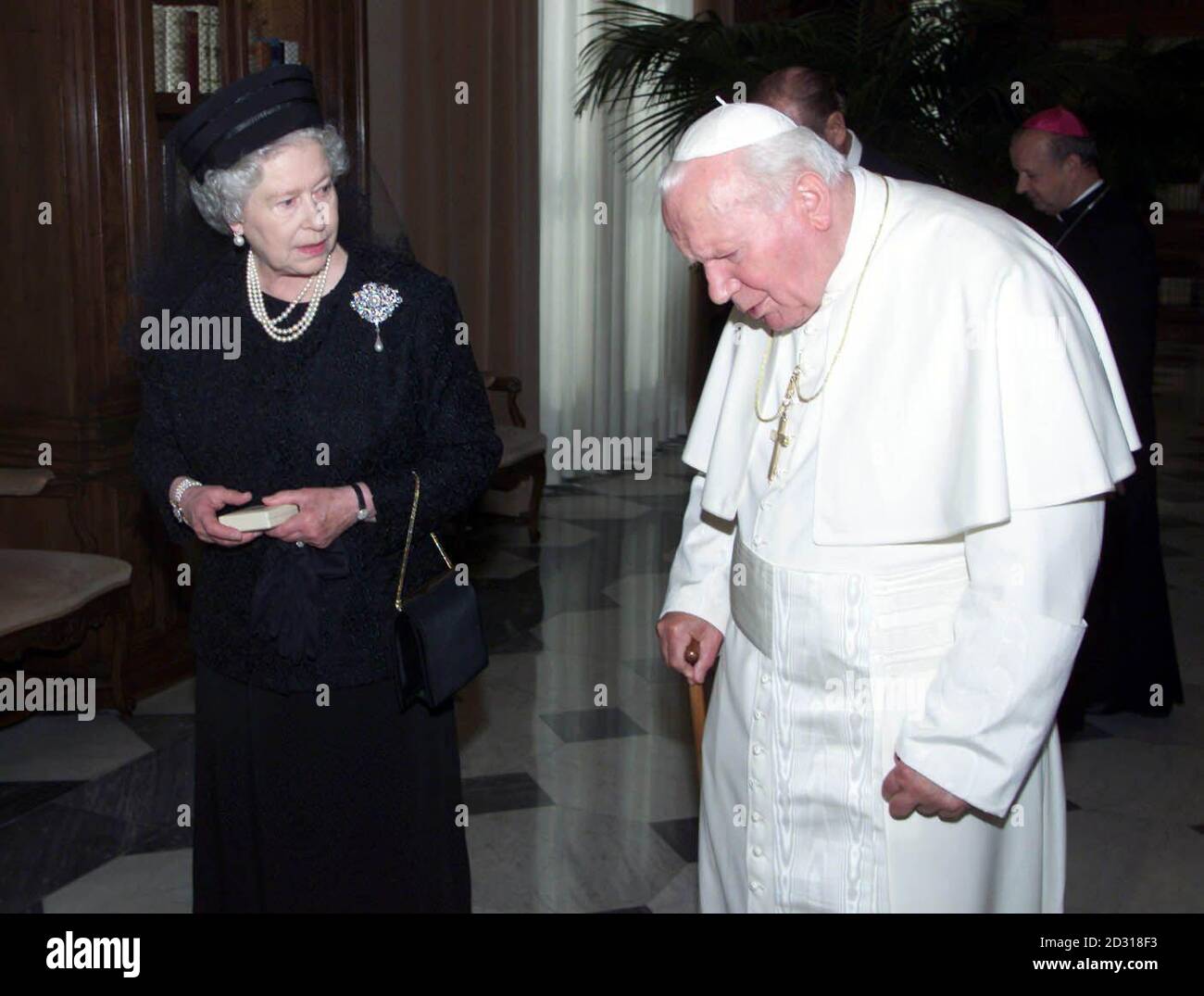 La reine Elizabeth II de Grande-Bretagne s'entretient avec le pape Jean-Paul  II lors d'une audience au Vatican à Rome, en Italie. Vêtue de noir et vêtue  d'un voile, la Reine a été