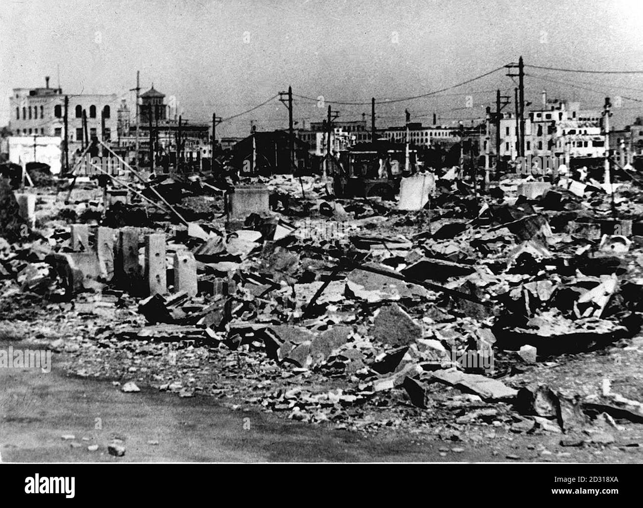 YOKOHAMA 1945: Vues sur les ravages causés dans le port japonais de Yokohama, au sud de Tokyo. La ville a été lourdement bombardée par les Américains avec des incendiaires et certaines zones ont été complètement brûlées. Sur ces sites, les habitants construisent des titanes à partir de l'épave. Photo de la collection PA de la Seconde Guerre mondiale : extrême-Orient Banque D'Images