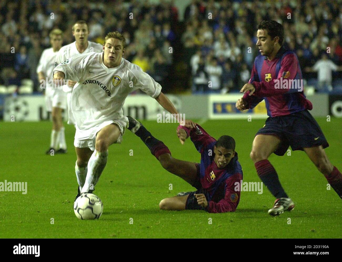 CETTE IMAGE NE PEUT ÊTRE UTILISÉE QUE DANS LE CONTEXTE D'UNE FONCTION ÉDITORIALE. AUCUNE UTILISATION DE SITE WEB/INTERNET À MOINS QUE LE SITE NE SOIT ENREGISTRÉ AUPRÈS DE L'ASSOCIATION DE FOOTBALL PREMIER LEAGUE. Alan Smith (à gauche) de Leeds bat Reiziger de la visite de l'équipe espagnole de Barcelone lors de leur match de football de la Ligue des champions de l'UEFA à Elland Road. Banque D'Images