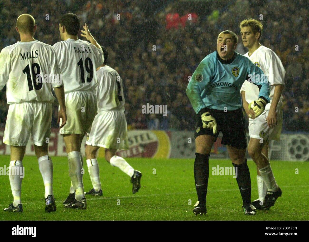 Paul Robinson, gardien de but de Leeds United, crie aux officiels après l'égaliseur tardif en visitant l'équipe espagnole de Barcelone lors de leur match de la Ligue des champions de l'UEFA à Elland Road. Banque D'Images