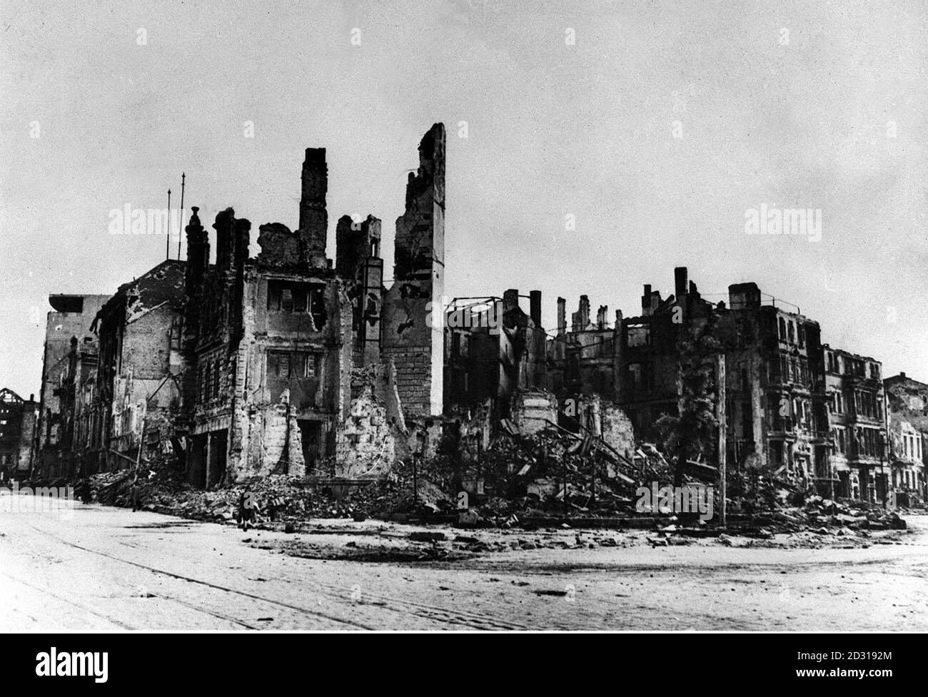 BERLIN 1945: Une vue sur les ruines à voir sur la Hermann Goering Strasse, anciennement l'une des rues les plus importantes du centre de la capitale allemande, Berlin. Ces anciennes résidences ont été totalement détruites par une combinaison de bombardements alliés et de la bataille féroce pour la ville en 1945. (Photo de la collection PA de la Seconde Guerre mondiale). Banque D'Images