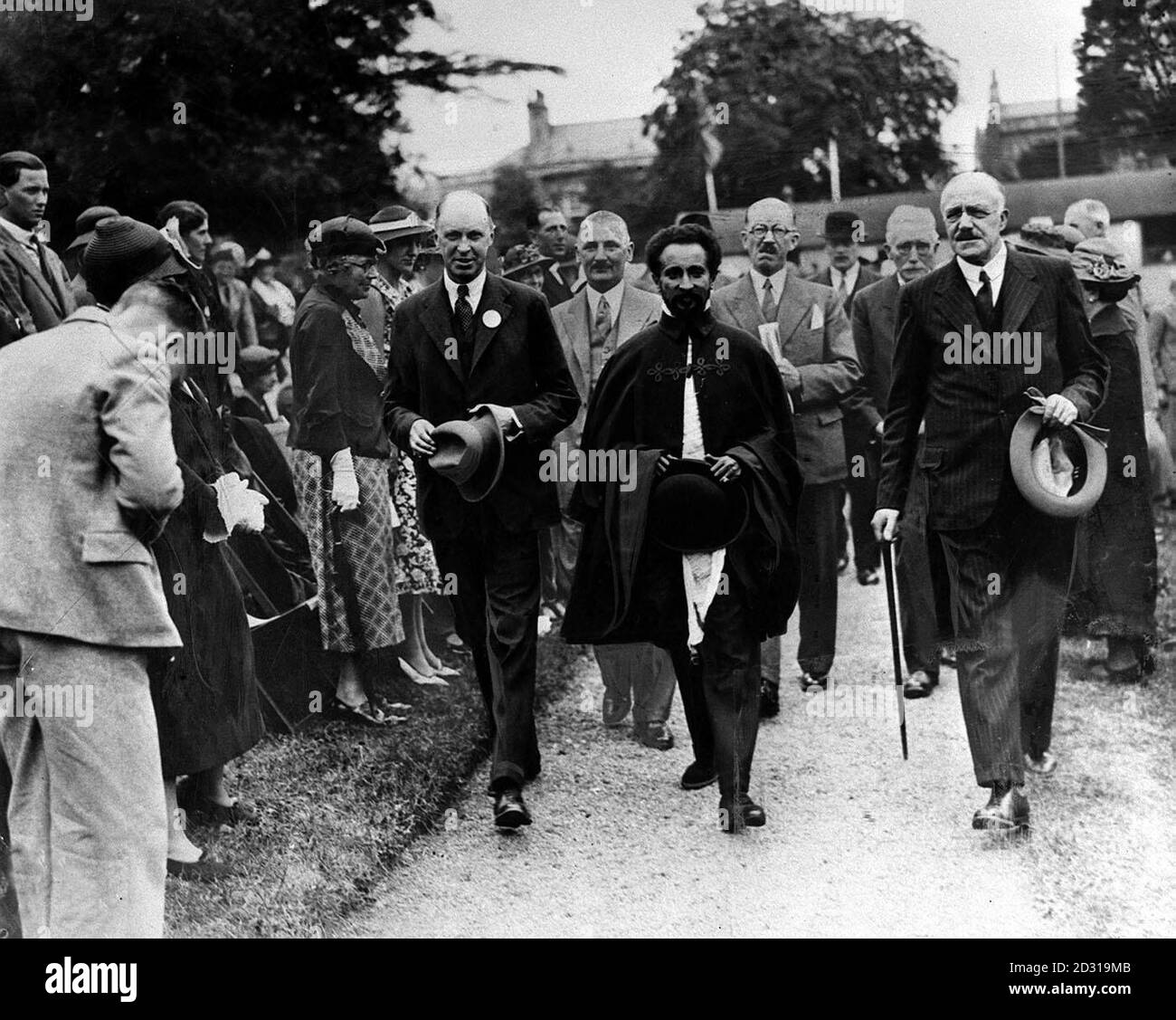 HAILE SELASSIE : l'empereur d'Abyssinie (Ethiopie), Haile Selassie, est escorté par des responsables britanniques lors d'une visite en Grande-Bretagne. En octobre 1935, les troupes italiennes envahirent Abyssinia, après quoi Mussolini déclara le roi italien comme empereur d'Abyssinia. Haile Selassie est mort en 1974. Banque D'Images