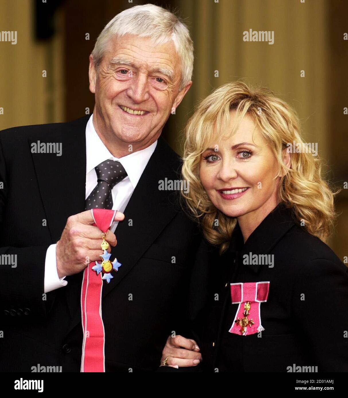 Michael Parkinson Animateur De Chat A Recu Un Cbe Et Une Chanteuse Lulu Kennedy Cairns Avec Son Obe Au Palais De Buckingham Photo Stock Alamy