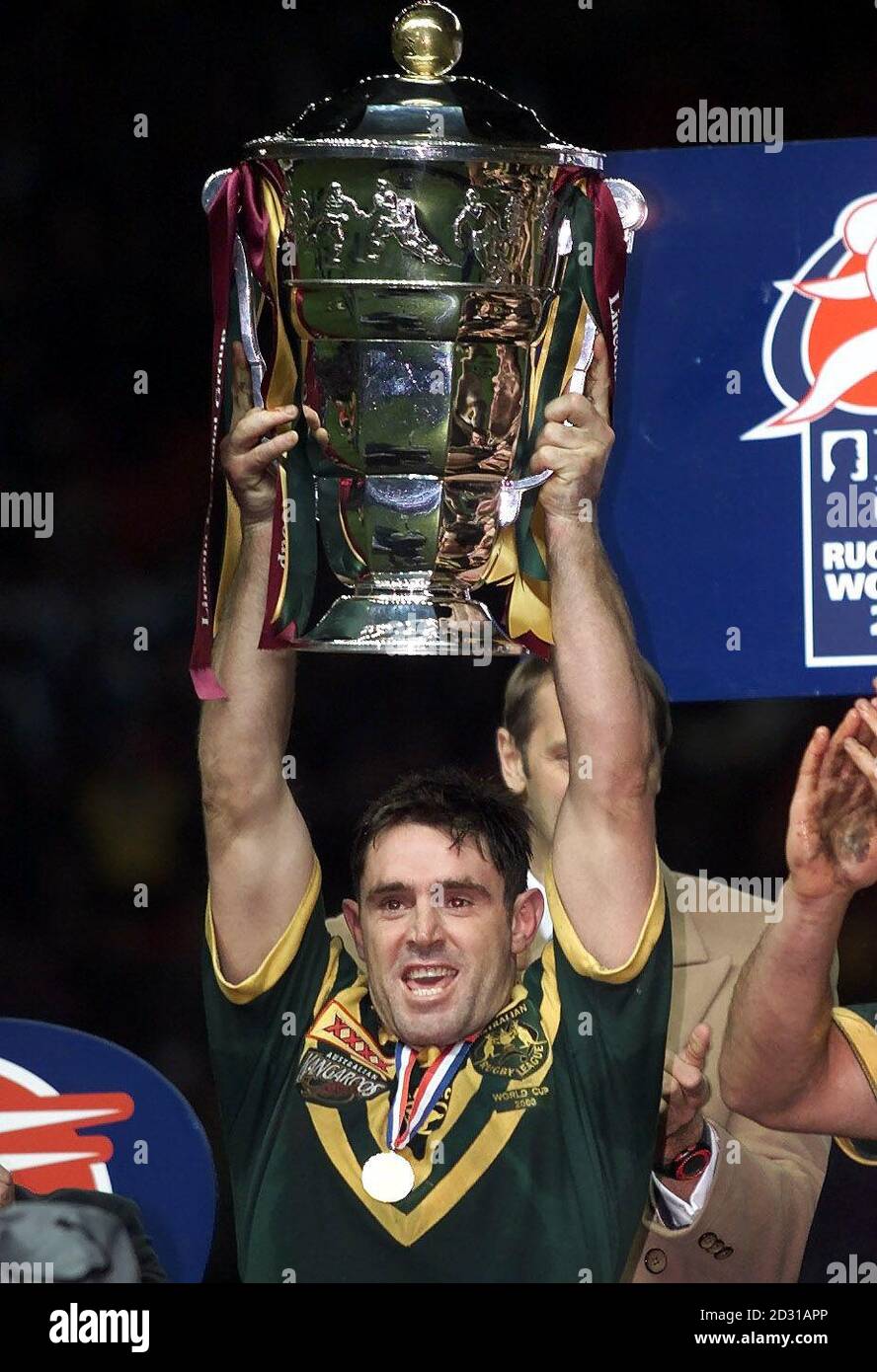 Le capitaine australien Brad Fittler lève la coupe du monde de rugby après avoir battu la Nouvelle-Zélande 40-12 à Old Trafford, Manchester. *30/10/01 le capitaine de l'Australie Brad Fittler a levé la coupe du monde de rugby après avoir battu la Nouvelle-Zélande 40-12 à Old Trafford, Manchester. Le capitaine australien Brad Fittler s'attend à une réception chaude la semaine prochaine, lorsqu'il dirige les 19e kangourous lors de leur voyage en Angleterre. * 12/10/2001: Le capitaine d'Australie Brad Fittler a retouché à la critique croissante des joueurs de kangourous qu'il a conduit en refusant de voyager en Grande-Bretagne pour la tournée des cendres. De l'équipe de 24 personnes, Banque D'Images