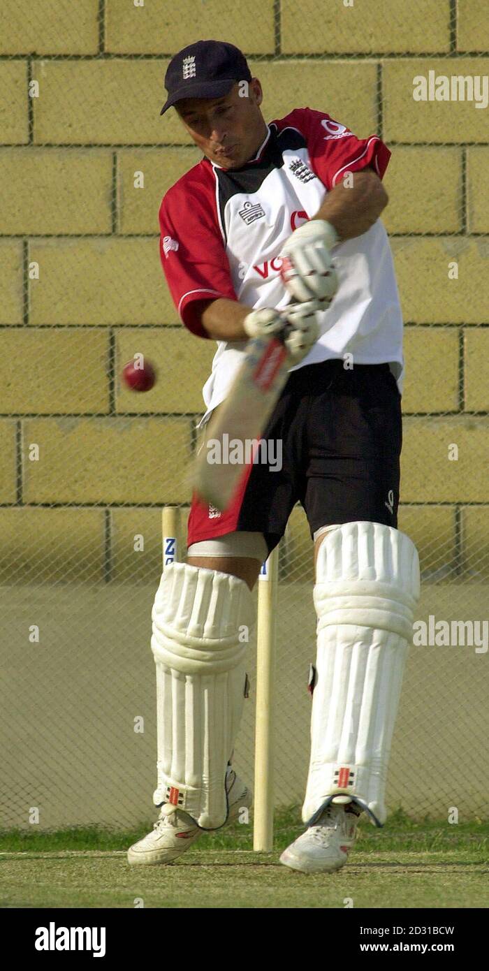 Le capitaine d'Angleterre Nasser Hussain pendant la séance d'entraînement en équipe au stade national de Karachi. L'Angleterre face au Pakistan dans le troisième match de test le 7/12/00. Banque D'Images