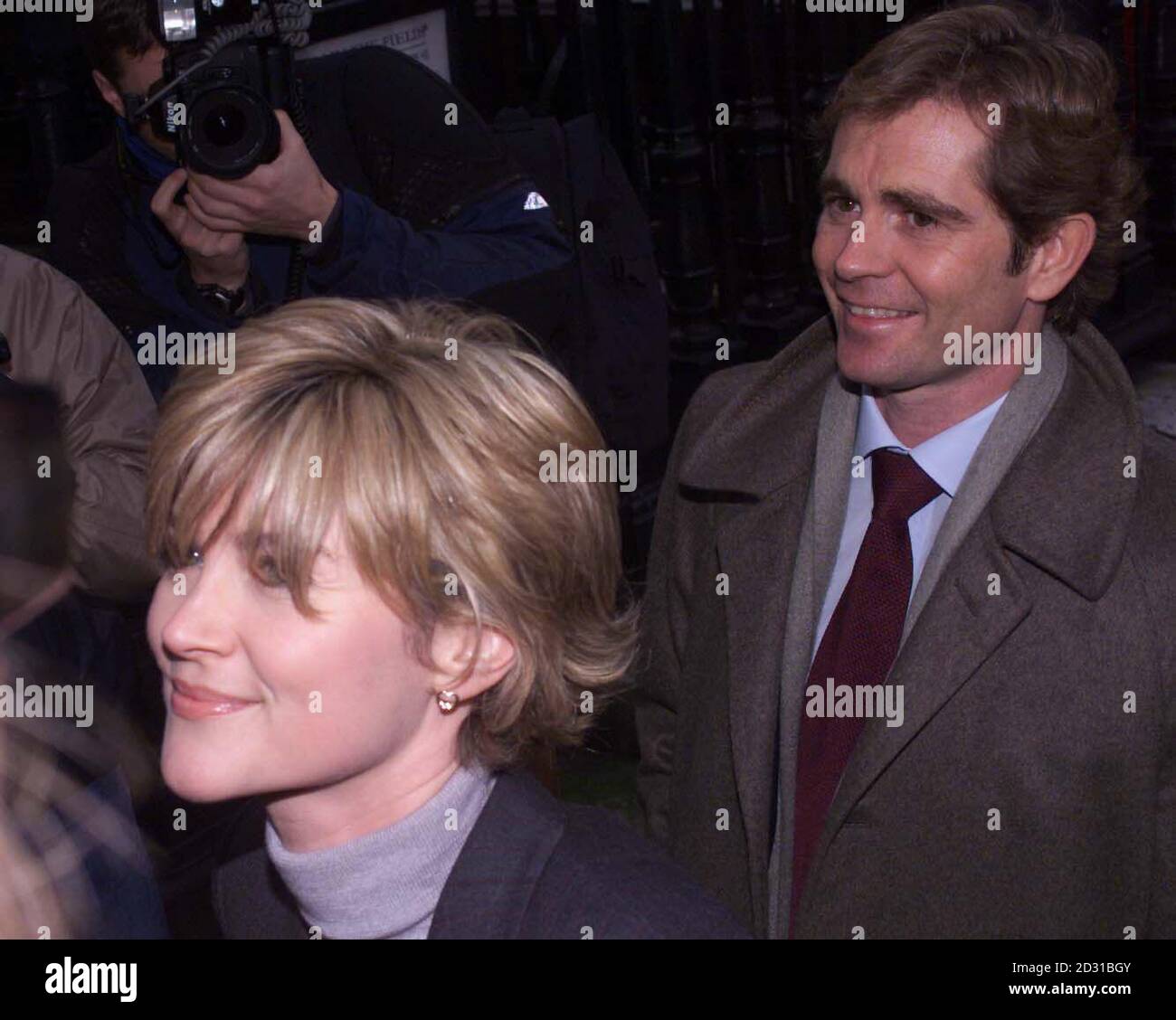 Anthea Turner et son mari Grant Bovey arrivent au service commémoratif du diffuseur vétéran Desmond Wilcox à l'église St Martin-in-the-Fields, Trafalgar Square, Londres. *...Wilcox était mieux connu pour ses documentaires primés, y compris le Boy David sur un David Jackson quand il était un enfant en Amérique du Sud avec de terribles défigurations faciales. M. Jackson donnera une adresse personnelle à la congrégation au service d'aujourd'hui. Banque D'Images