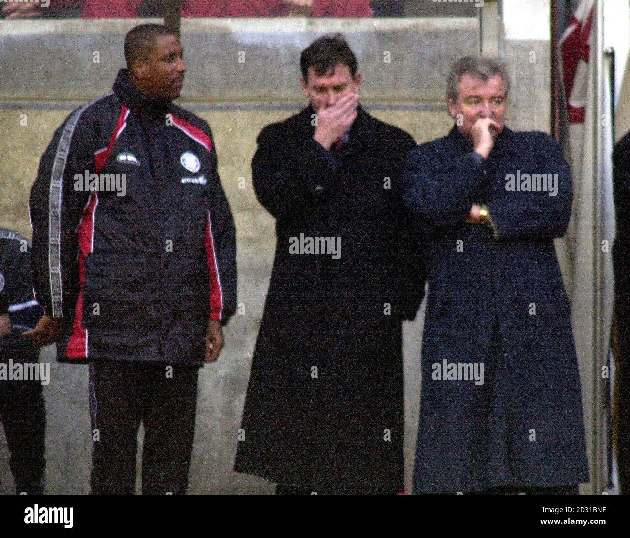 Le nouvel entraîneur de Middlesbrough, Terry Venables (à droite), regarde le match contre Sunderland avec le directeur adjoint Viv Anderson (à gauche) et le directeur Bryan Robson lors du match de football de Premiership contre Sunderland au stade de Light, Sunderland. Banque D'Images