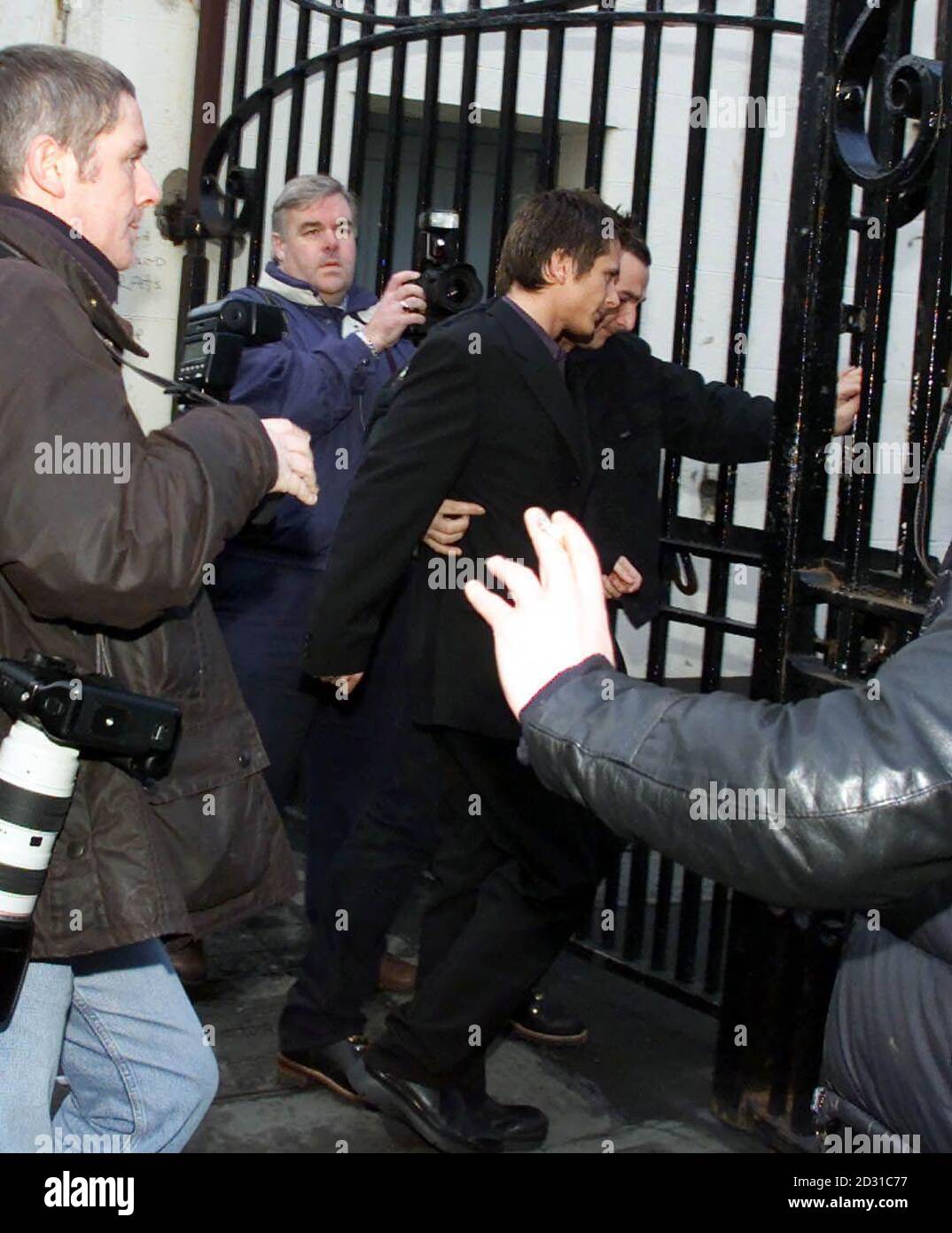 Ritchie Neville du groupe de garçons 5ive, entrant par les portes plus proches de la caméra, arrivant à la cour de Bridewell de Dublin, après que lui et l'autre membre de la bande J Brown ont été arrêtés dans le cadre d'une bagarre dans un bar de Dublin. * ils ont eu lieu après un combat dans le Palace Bar dans Fleet Street. Il a été entendu que le problème a éclaté après que les stars de la pop ont été insultées et bousculades par d'autres hommes au bar. Banque D'Images