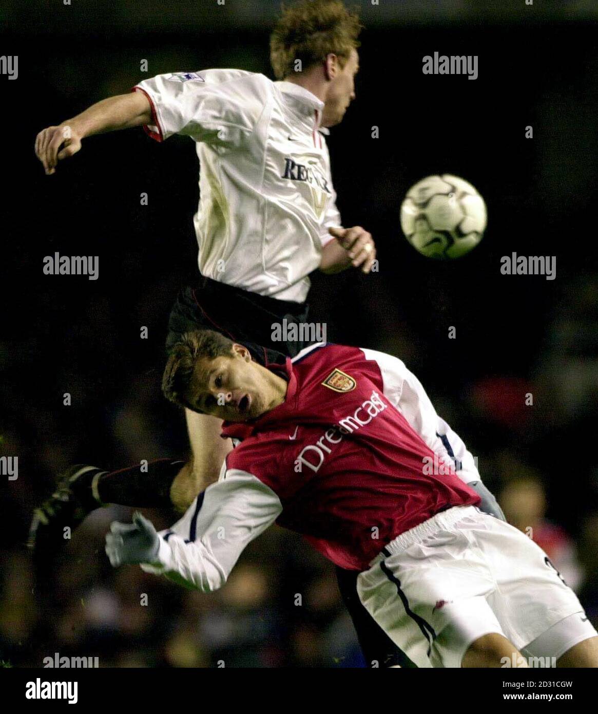 Jody Craddock de Sunderland s'élève au-dessus de Thomas d'Arsenal lors de leur match de football en première à Highbury (le match s'est terminé par un tirage de 2-2). Banque D'Images