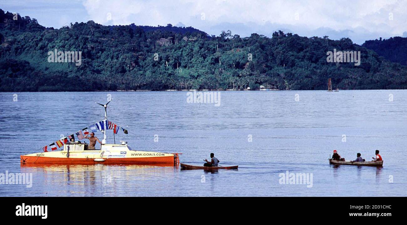 L'aventurier Jason Lewis est accueilli par des habitants des îles Salomon dans des dugouts. Deux Britanniques sont invités à se joindre à Jason pour un voyage unique en mer terrestre, alimenté par l'homme, autour du monde. * l'odyssée de M. Lewis a atteint l'Australie après avoir pris six ans pour compléter 20,000 miles de son objectif estimé de 35,000 miles. La prochaine étape l'emportera ainsi qu'un groupe de cinq compagnons lors d'un marathon de vélo tout terrain de 100 jours et de 4,000 miles au cœur de l'Australie. Jason, âgé de 32 ans, de Bridport, Dorset, a traversé la Manche, les océans Atlantique et Pacifique, et a fait des rollers à travers les États-Unis. Maintenant il Banque D'Images