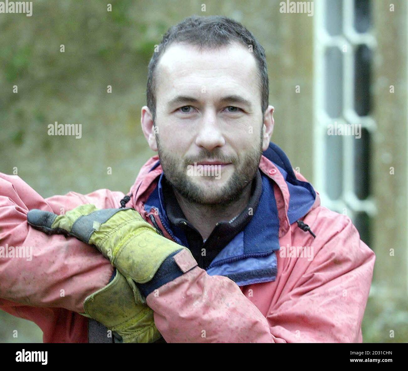 L'aventurier Jason Lewis de retour au Royaume-Uni - qui pour le moment est d'aider à la ferme près de Bridport.Deux Britanniques sont invités à se joindre à Jason pour un voyage unique en mer terrestre, alimenté par l'homme, autour du monde.* l'odyssée de M. Lewis a atteint l'Australie après avoir pris six ans pour compléter 20,000 miles de son objectif estimé de 35,000 miles.La prochaine étape l'emportera ainsi qu'un groupe de cinq compagnons lors d'un marathon de vélo tout terrain de 100 jours et de 4,000 miles au cœur de l'Australie.Jason, âgé de 32 ans, de Bridport, Dorset, a traversé jusqu'à présent la Manche, les océans Atlantique et Pacifique, et a fait des rollers sur t Banque D'Images