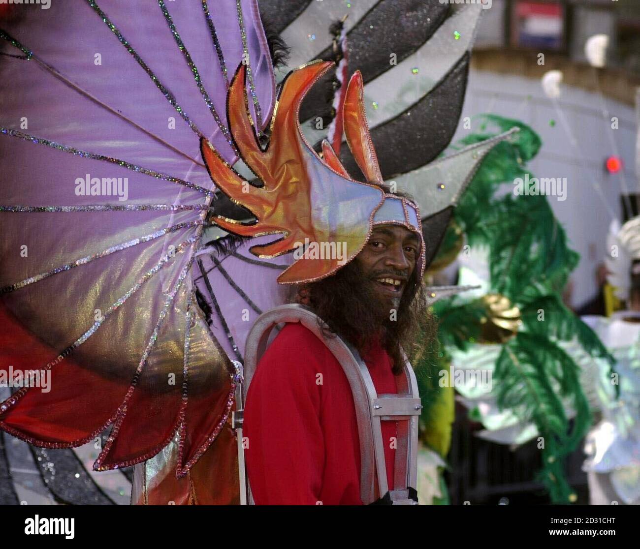 Un fêtard en costume des Caraïbes participe à la parade du nouvel an à Londres lorsqu'elle se déplace le long de Whitehall. Plus de 10,000 personnes ont participé à la parade, dont 35 groupes de marche, dont beaucoup d'Amérique. * les majorettes, les meneurs de joie, les clowns et les membres des sociétés historiques de reconstitution ont également ajouté une touche de couleur à l'époque. Banque D'Images Un fêtard en costume des Caraïbes participe à la parade du nouvel an à Londres lorsqu'elle se déplace le long de Whitehall. Plus de 10,000 personnes ont participé à la parade, dont 35 groupes de marche, dont beaucoup d'Amérique. * les majorettes, les meneurs de joie, les clowns et les membres des sociétés historiques de reconstitution ont également ajouté une touche de couleur à l'époque. Banque D'Images