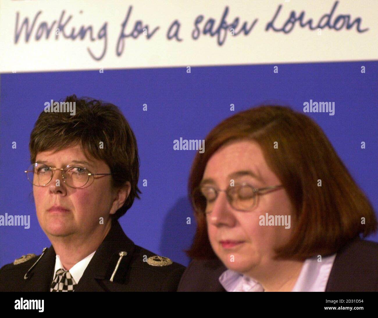La commandante Carole Howlett (à gauche) de la police métropolitaine, en compagnie d'Anne Bristow, directrice des services sociaux du Conseil Haringey, lors d'une conférence de presse à la suite du verdict de meurtre rendu à Old Bailey dans l'affaire Anna Climbie. *...la tante d'Anna Marie Therese kouao et son petit ami Carl Manning ont été reconnus coupables du meurtre d'Anna. La paire a également été reconnue coupable de cruauté et emprisonnée à vie. Anna est décédée d'hypothermie et de négligence à Tottenham, dans le nord de Londres, en février 2000. Banque D'Images