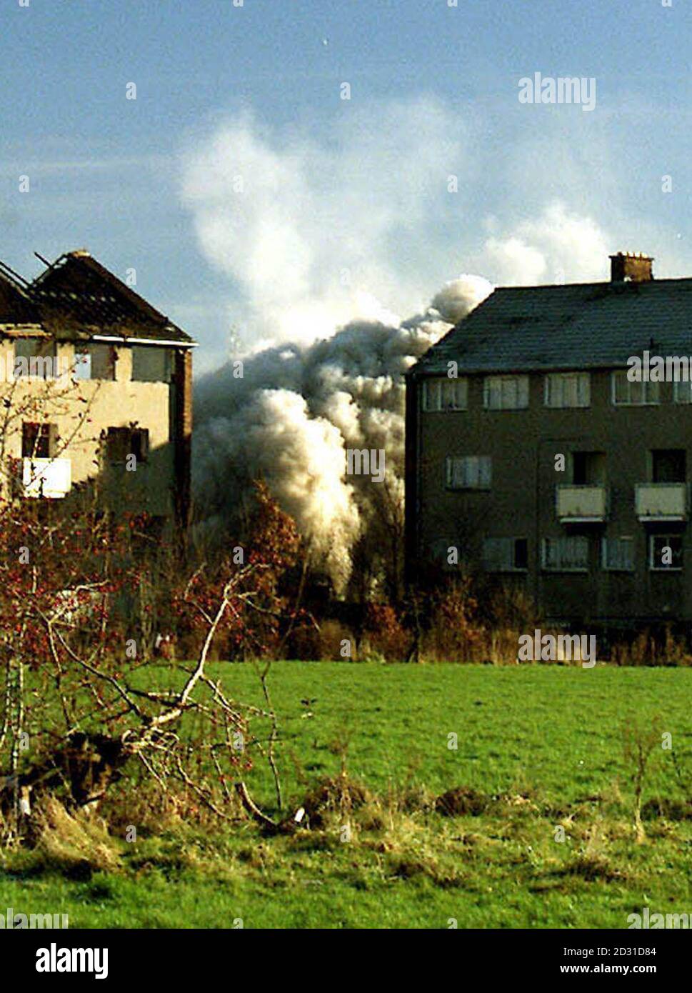 Un immeuble de 15 étages est démoli à Liverpool.Six cents charges non électriques détonées ont tiré 20 kg d'explosifs, détruisant 'Valley Views ' dans le quartier de Childwall de la ville.Le bâtiment des années 1960 a été réduit à 70,000 tonnes de gravats * lorsque le maire de Liverpool, Eddie Klein, a appuyé sur le bouton de détonation. Banque D'Images